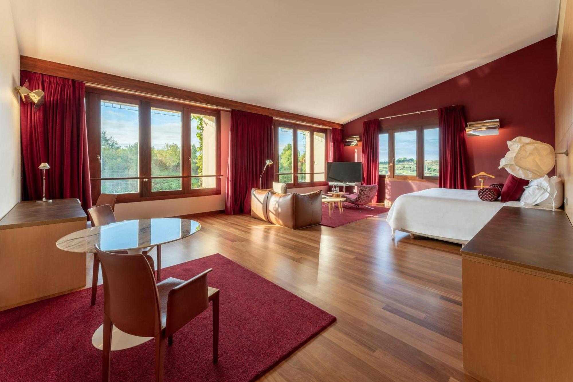 Riscal Suite 1 King Vineyards view Mountain view