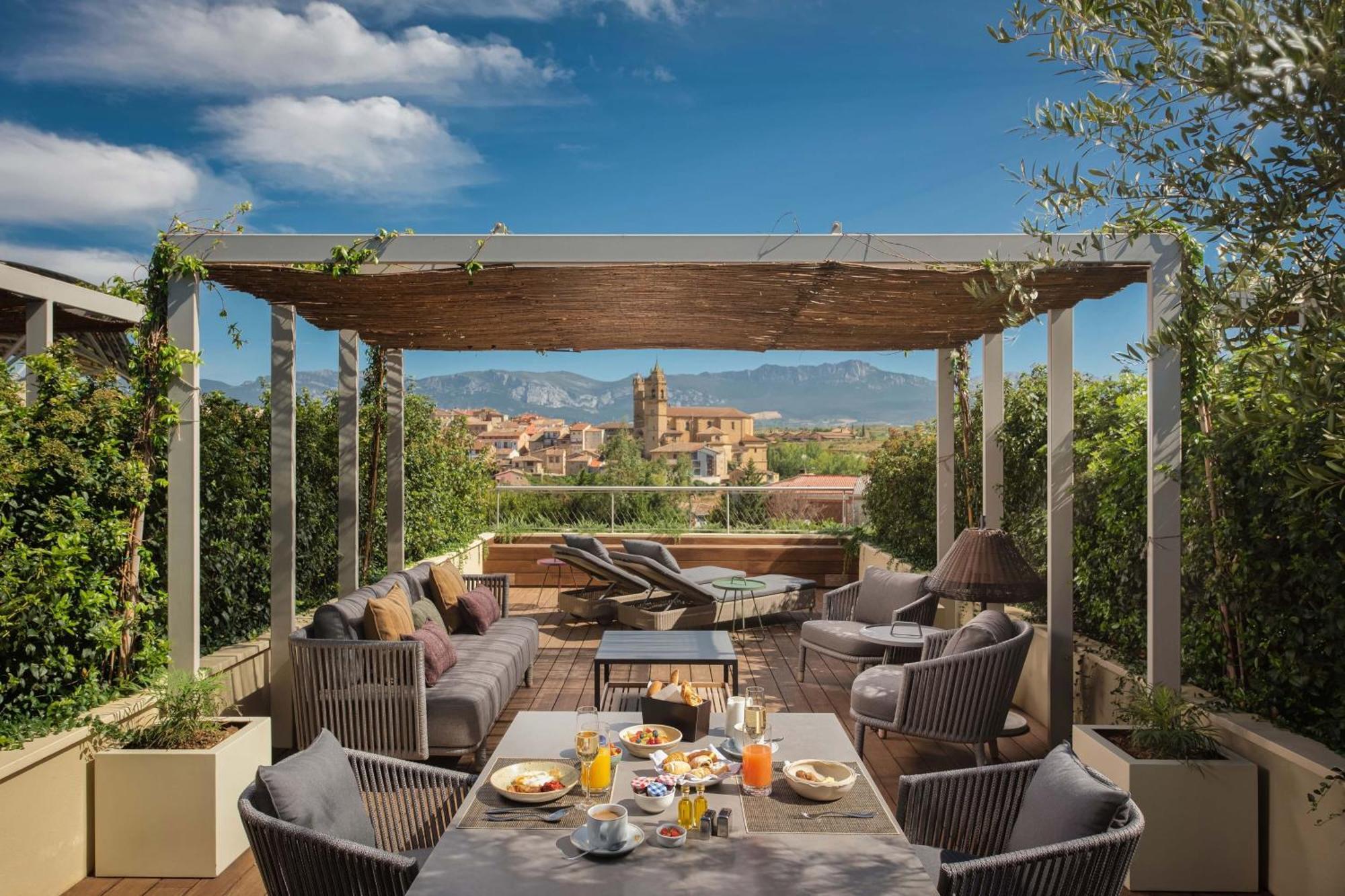 Premium Spa Terrace Guest room 1 King Gehry building view